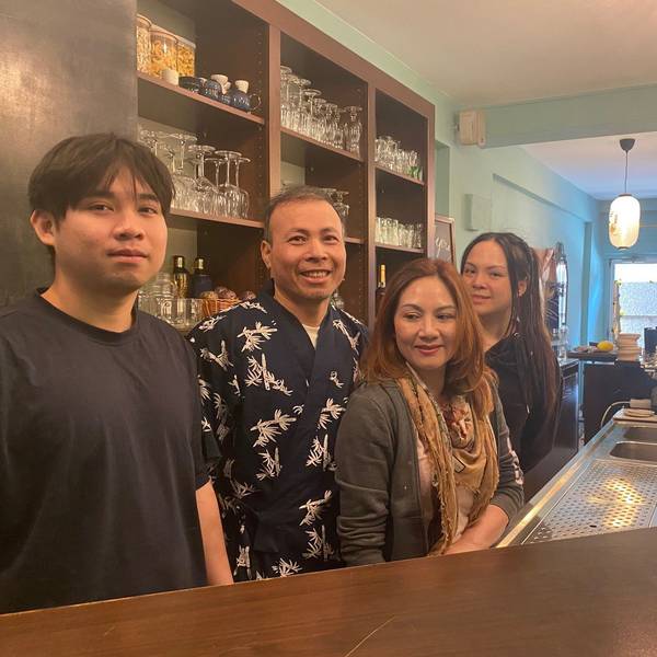 Das Foto zeigt die Belegschaft des neuen Restaurants „Hakyo“: Sushi-Koch Toan Bui (l.) will mit Unterstützung der Familie aus dem „Hakyo “ein populäres Restaurant machen.