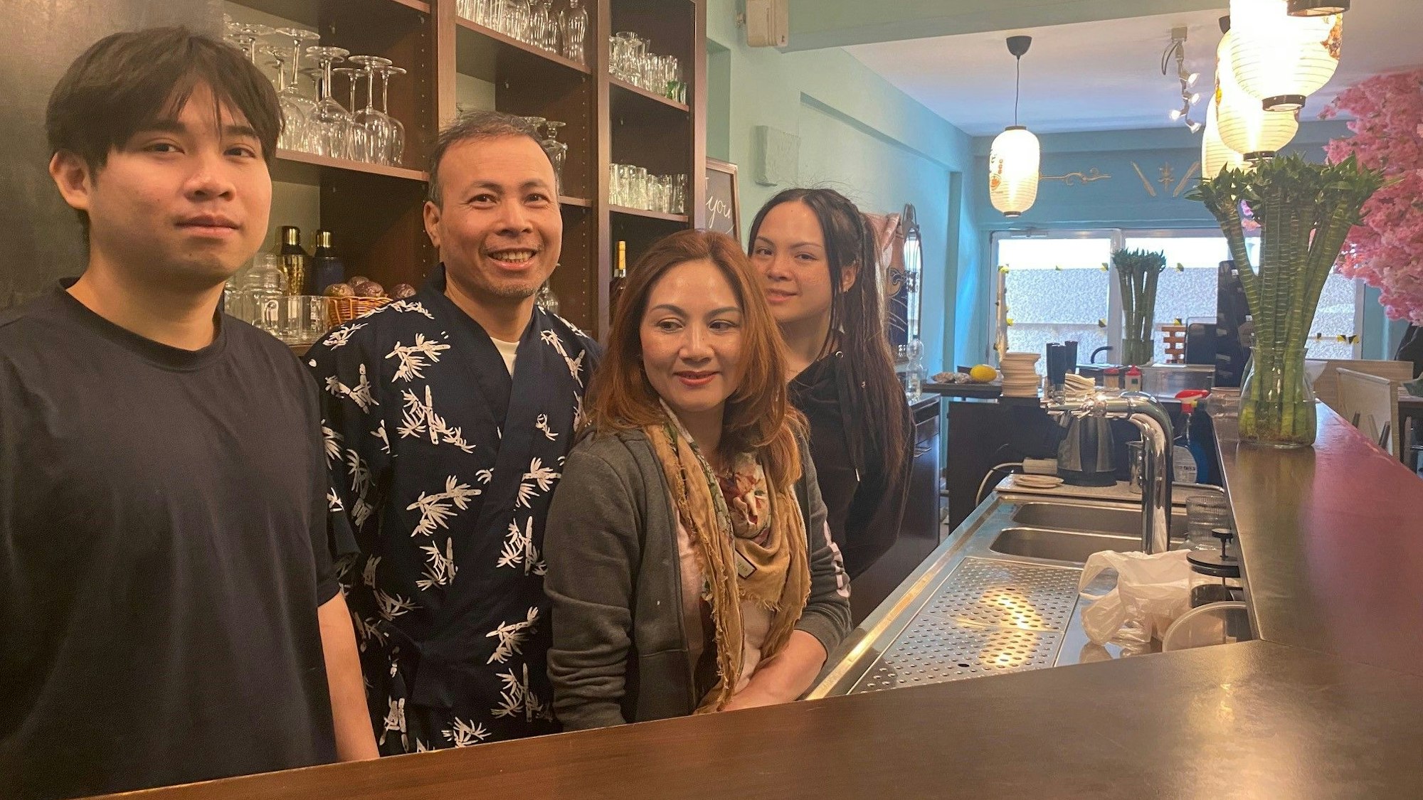 Das Foto zeigt die Belegschaft des neuen Restaurants „Hakyo“: Sushi-Koch Toan Bui (l.) will mit Unterstützung der Familie aus dem „Hakyo “ein populäres Restaurant machen.