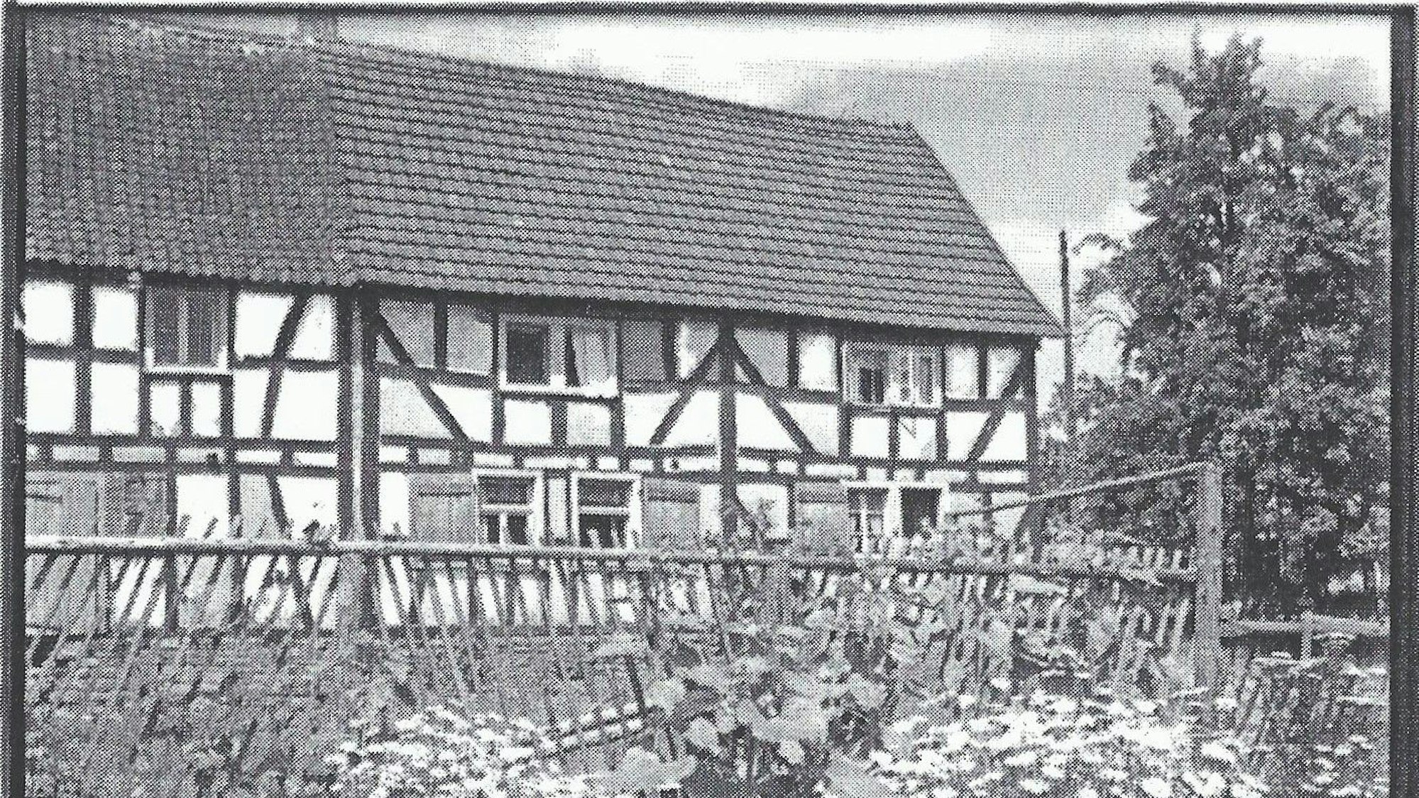 Das alte Fachwerkhaus in dem August Sander unterkam, mit dem Garten davor.