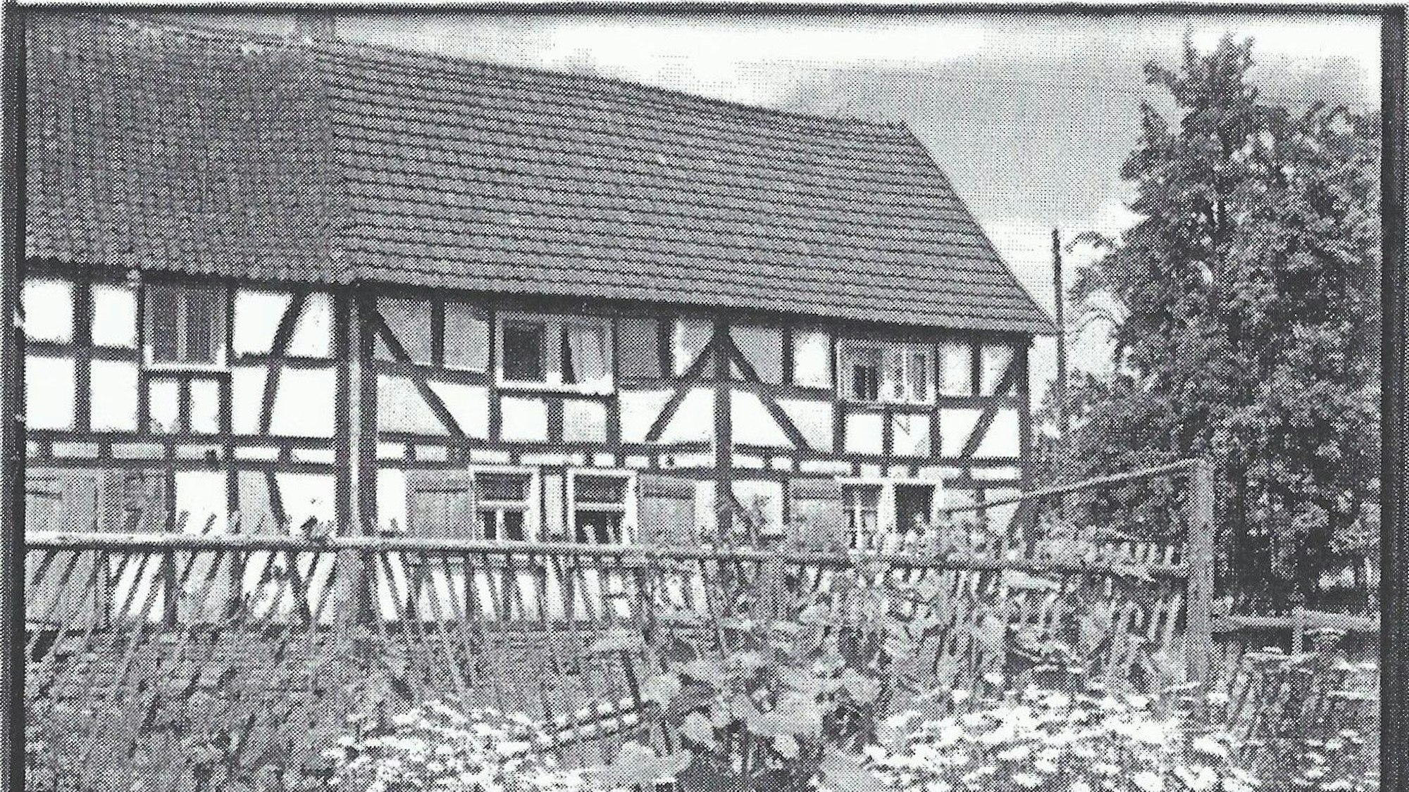 Das alte Fachwerkhaus in dem August Sander unterkam, mit dem Garten davor.