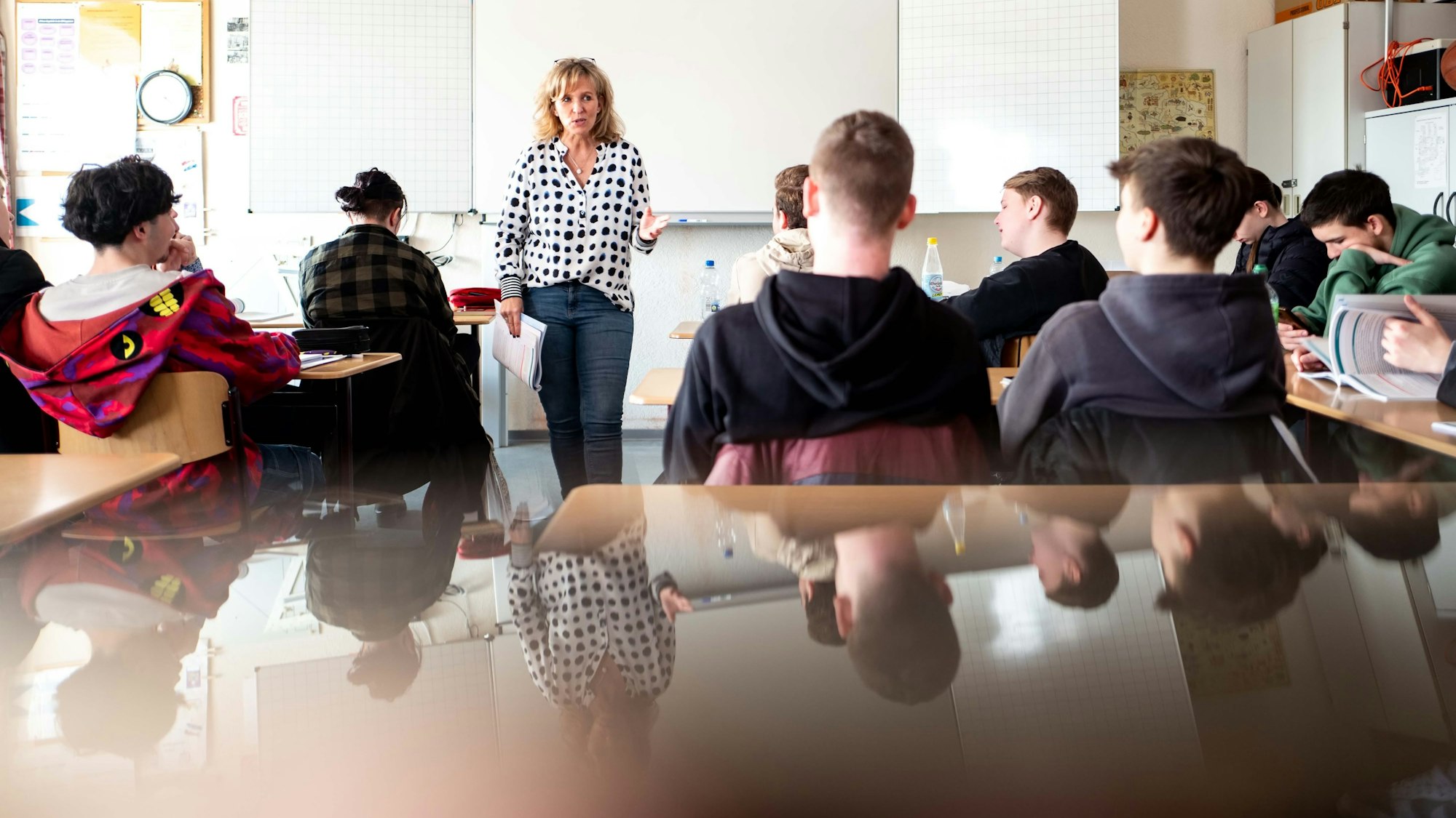 Während Lehrerin Claudia Arens vorne an der digitalen Tafel Erläuterungen gibt, hören die Schüler aufmerksam zu.