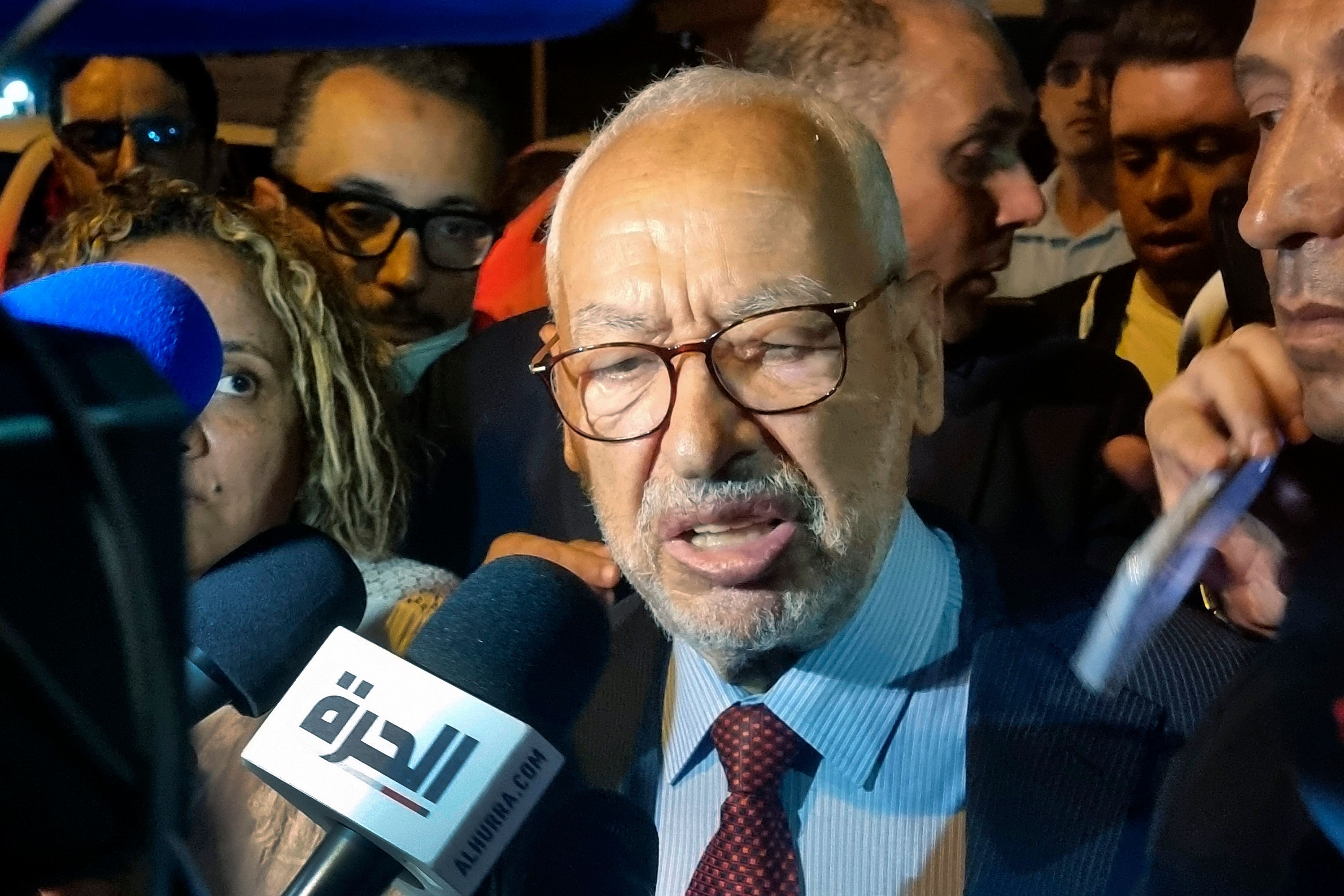 Rached Ghannouchi, Vorsitzender der Ennahdha-Partei, spricht am 19.07.2022 mit Journalisten, nachdem er von der tunesischen Anti-Terror-Einheit freigelassen wurde.
