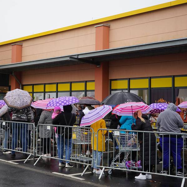 Das Foto zeigt Kunden, die in einer Schlange vor dem Eingang des Discounters Rusta in Kerpen warten.