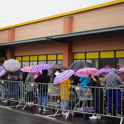 Das Foto zeigt Kunden, die in einer Schlange vor dem Eingang des Discounters Rusta in Kerpen warten.