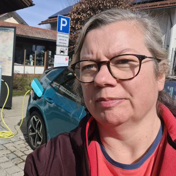 Lioba Lepping mit ID3 an der Ladesäule