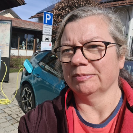 Lioba Lepping mit ID3 an der Ladesäule