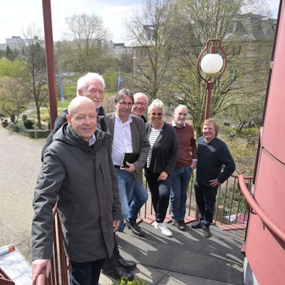 Mehrere Personen stehen schräg hintereinander auf einer Wendeltreppe am Bergischen Löwen.