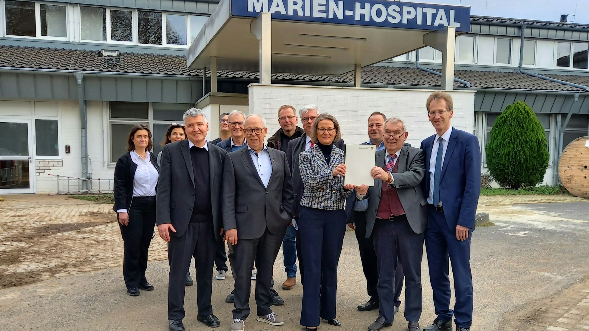 Das Foto zeigt einen Ortstermin in Frauenthal im Januar 2023: Ministerin Ina Scharrenbach übergab den Bewilligungsbescheid für den Wiederaufbau des Marien-Hospitals. Da herrschte Zuversicht, dass die Klinik im April wieder öffnen würde.
