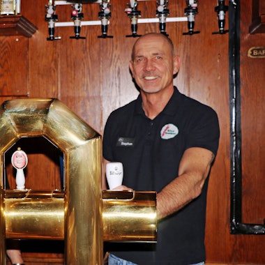 Auf dem Foto sind der alte und der neue Besitzer, Stephan Trebels und Karsten Arnold, am Zapfhahn zu sehen.