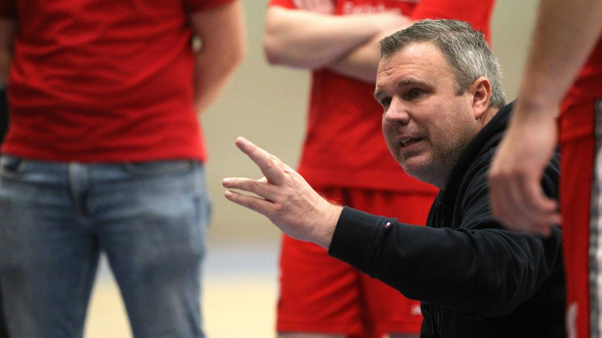 Görner gibt seiner Mannschaft vom Rand aus Anweisungen. (Archivbild)