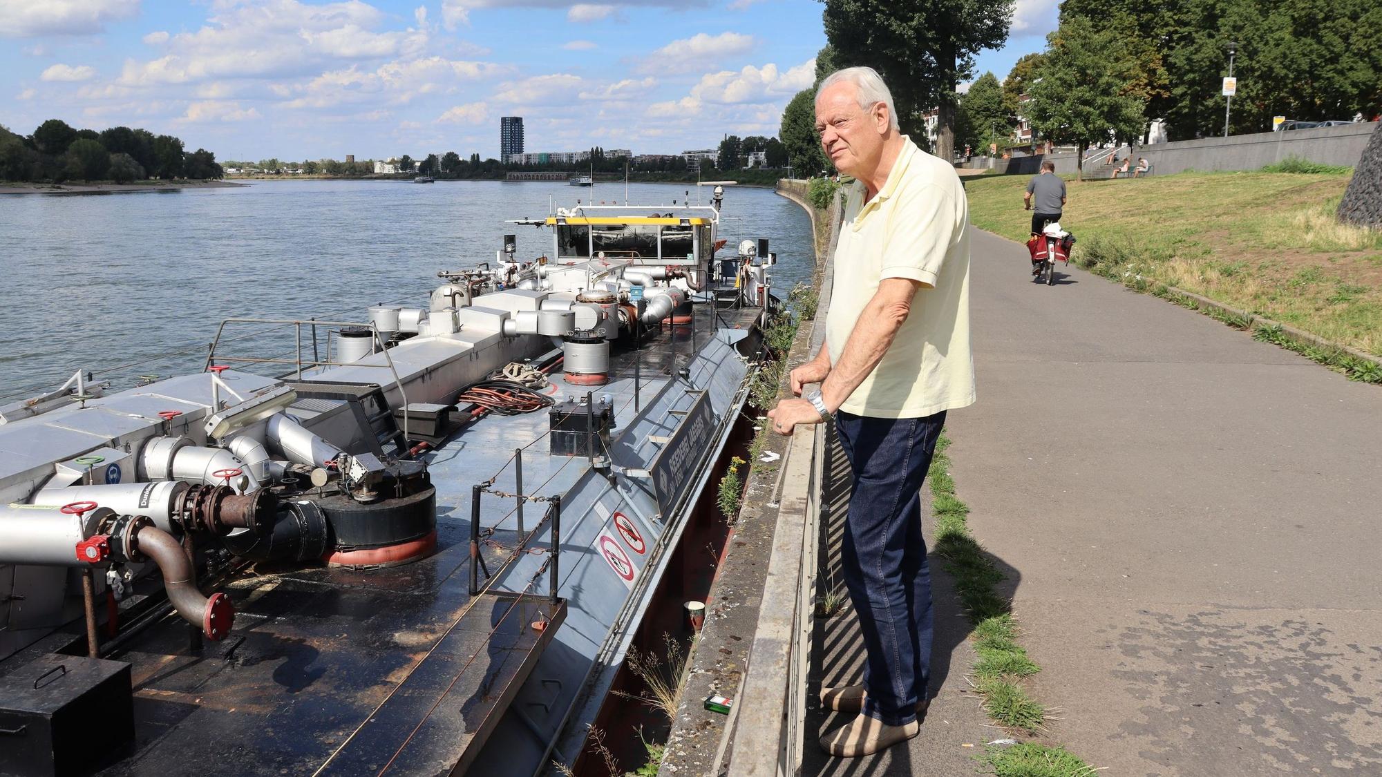 Norbert Fuchs steht am Mülheimer Kai und schaut aufs Wasser.