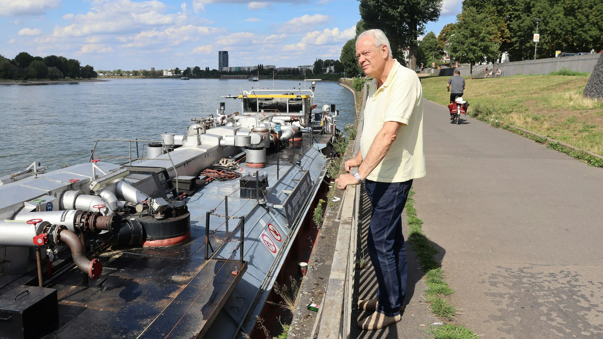 Norbert Fuchs steht am Mülheimer Kai und schaut aufs Wasser.