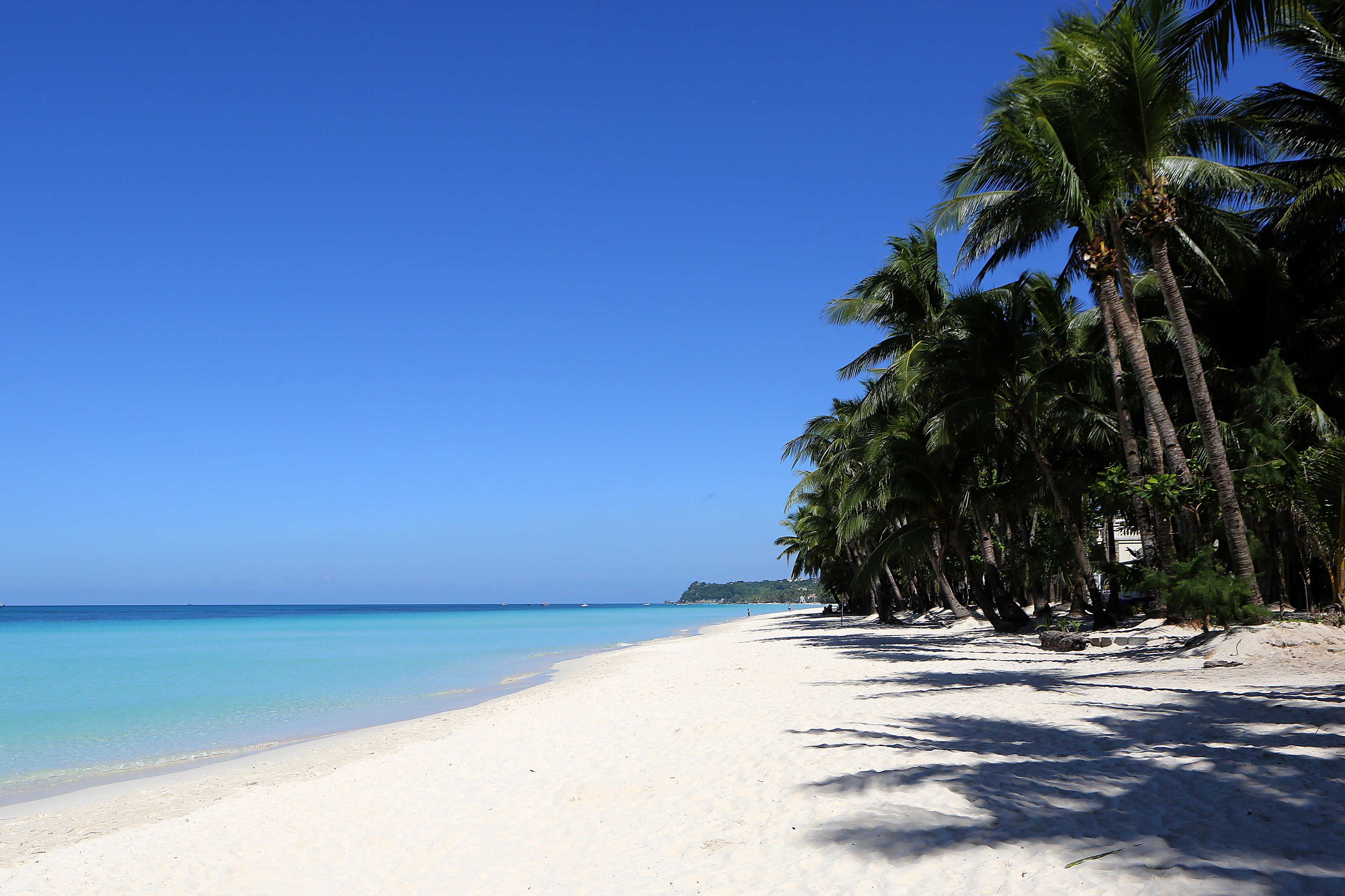 24.10.2018, Philippinen, Boracay Island: Ein leerer Strand auf Boracay Island.