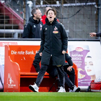 Nicole Bender-Rummlert Interims-Trainerin 1. FC Koeln coacht lautstark waehrend der Begegnung 1. FC Koeln - MSV Duisburg an Spieltag 17 der Frauen-Fussball-Bundesliga am 31.03.2023 im Suedstadion in Koeln.