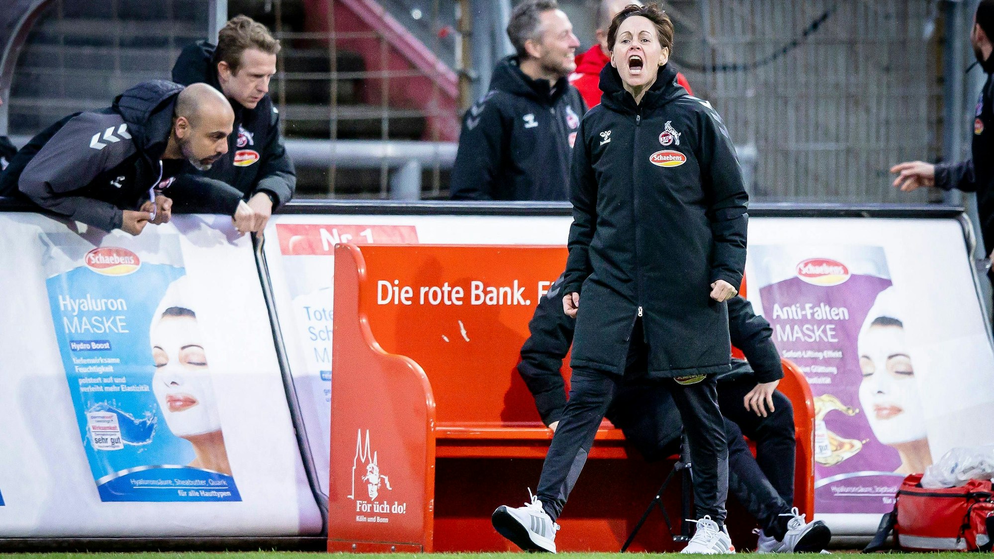 Nicole Bender-Rummlert Interims-Trainerin 1. FC Koeln coacht lautstark waehrend der Begegnung 1. FC Koeln - MSV Duisburg an Spieltag 17 der Frauen-Fussball-Bundesliga am 31.03.2023 im Suedstadion in Koeln.