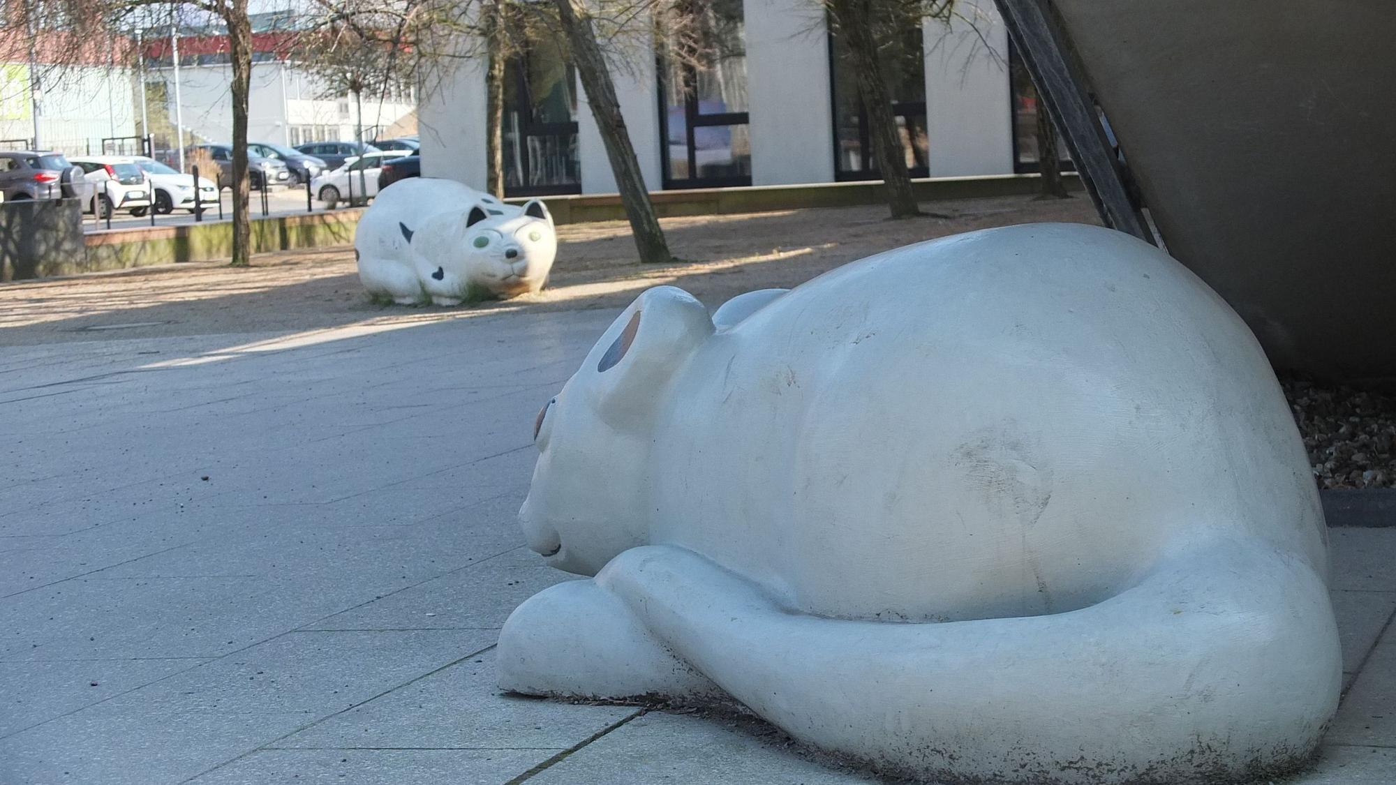 Zwei Statuen: Katz und Maus aus Beton belauern sich an der Belvederebrücke in Vogelsang.