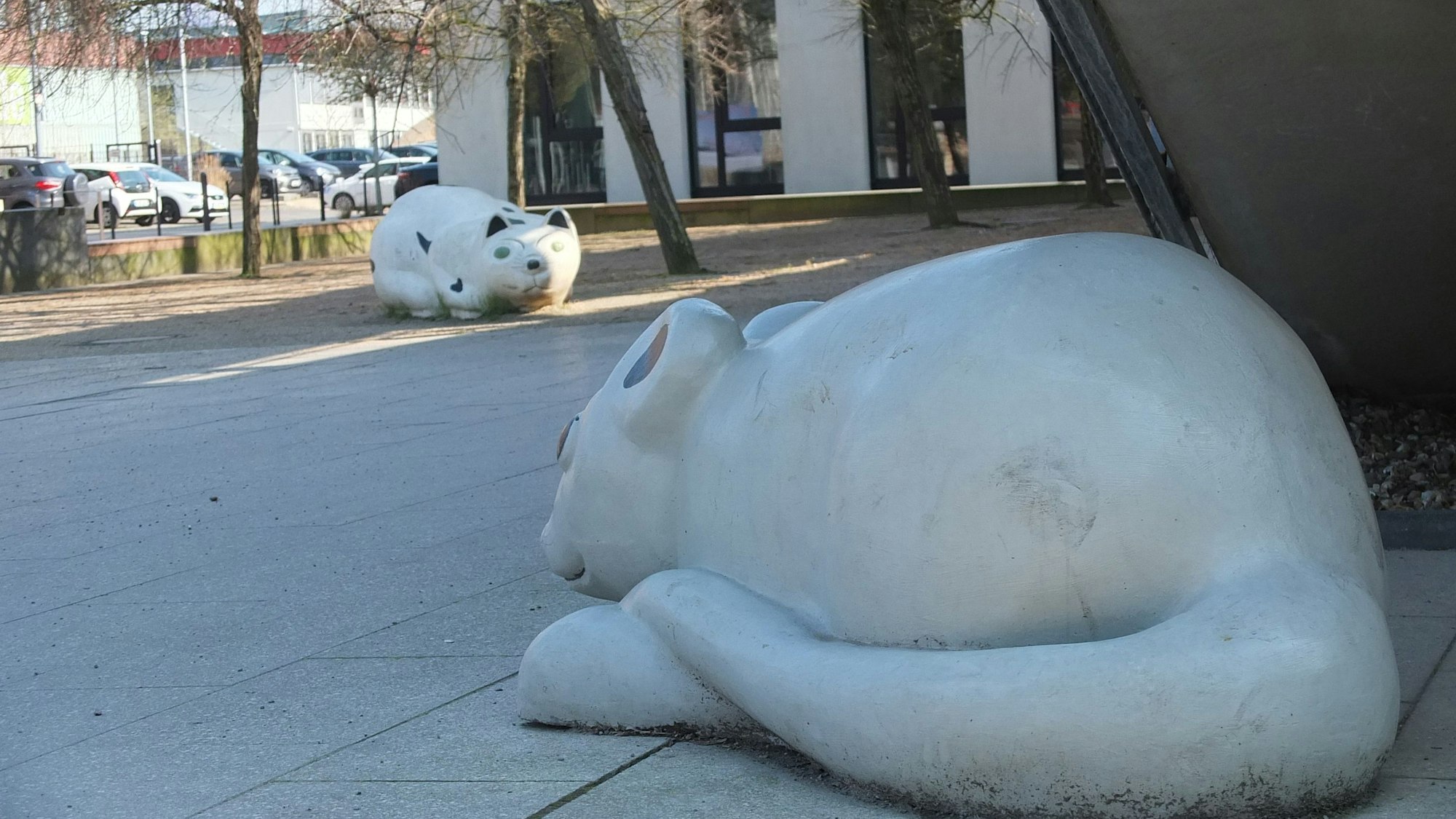 Zwei Statuen: Katz und Maus aus Beton belauern sich an der Belvederebrücke in Vogelsang.