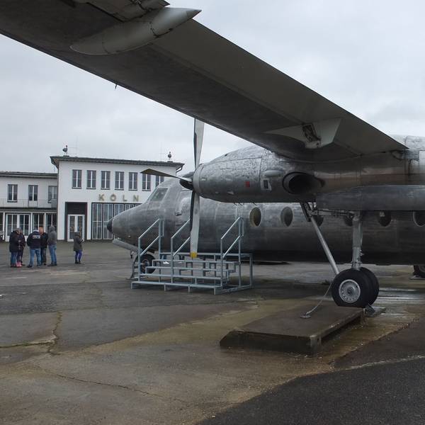 Ein altes graues Propellerflugzeug.