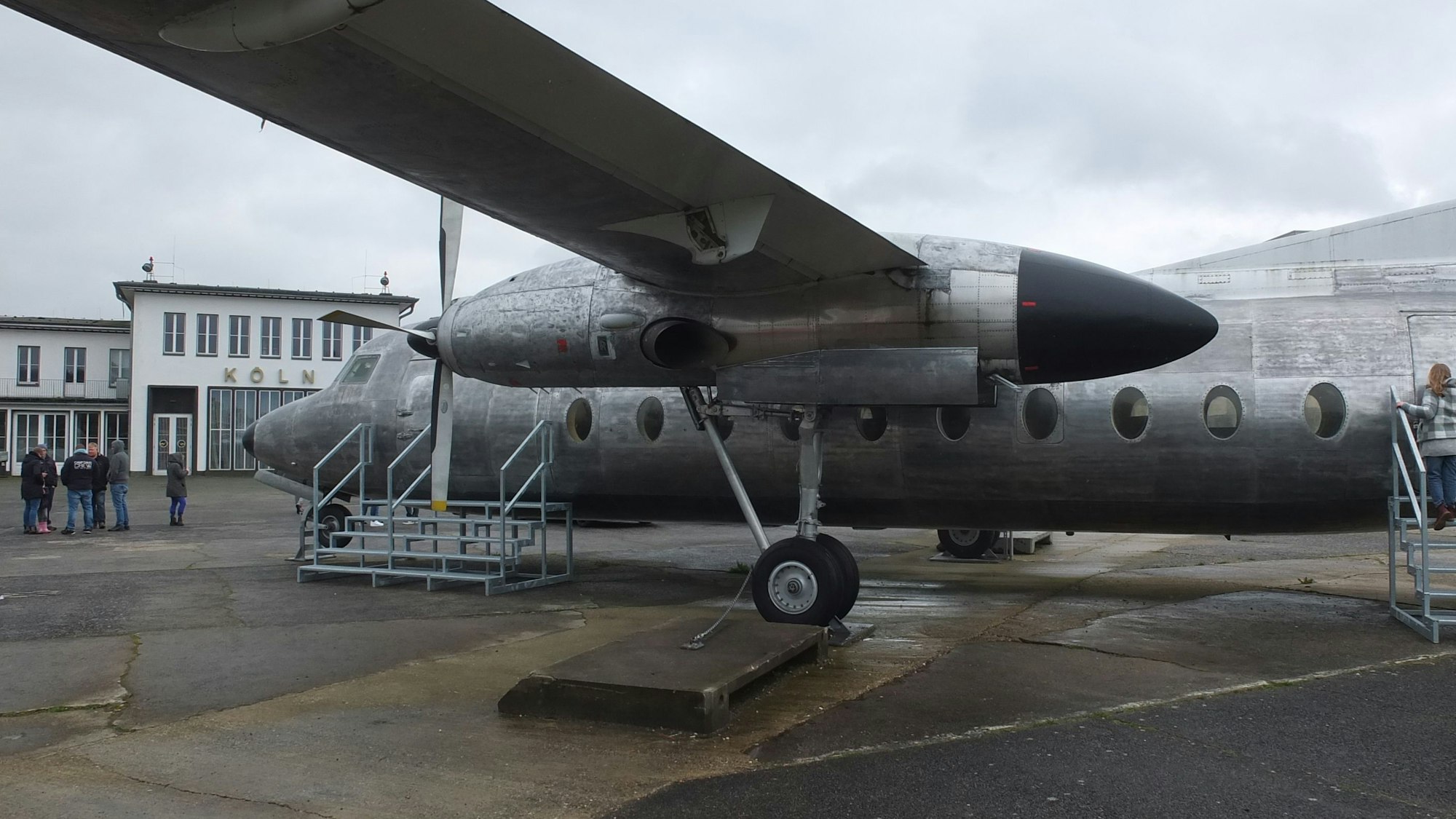 Ein altes graues Propellerflugzeug.