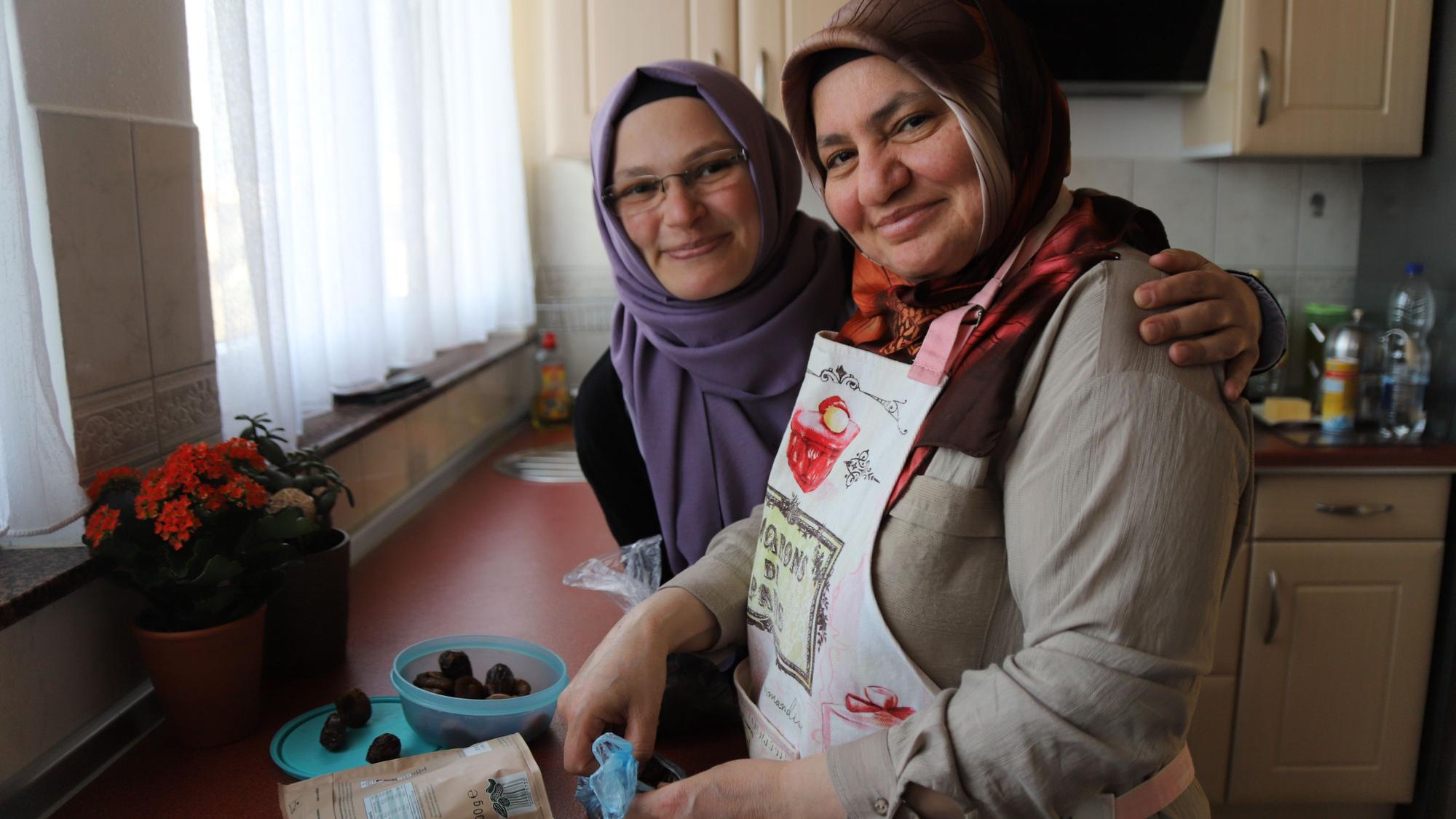 Güzüm Cam (links) gehört zu den Gästen, die in der Wohnung von Elif Ücok (rechts) zum Fastenbrechen zusammengekommen sind.