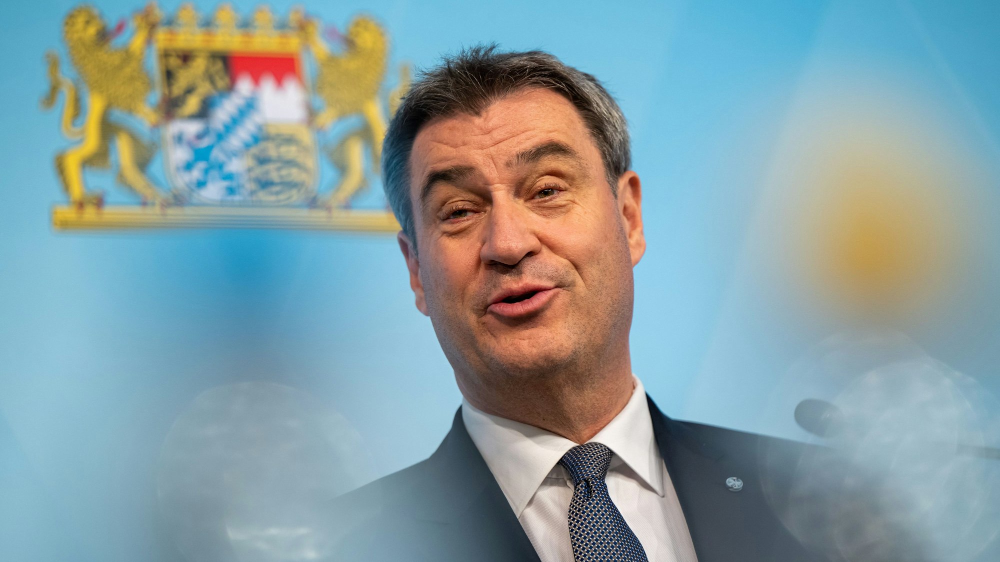 Markus Söder nimmt an einer Pressekonferenz teil
