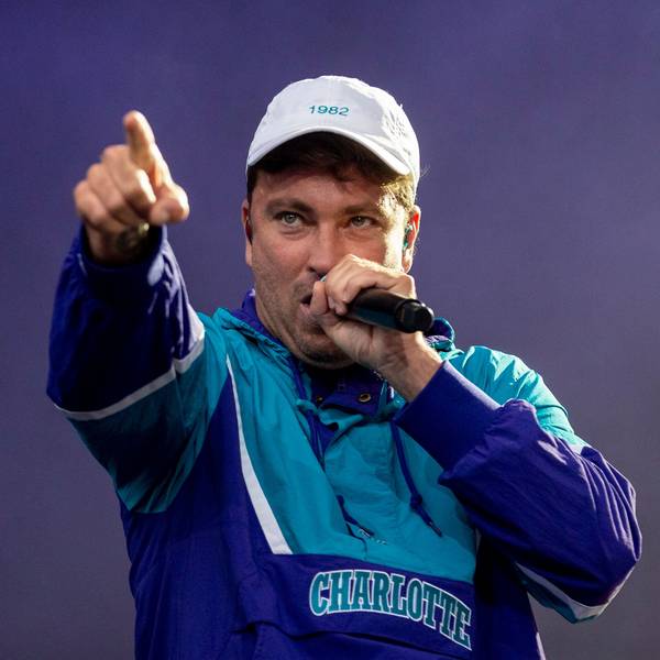 Der deutsche Rapper Marteria (40) bei einem Auftritt auf einer Bühne. Er trägt eine Kappe und hält ein Mikrofon in der Hand.