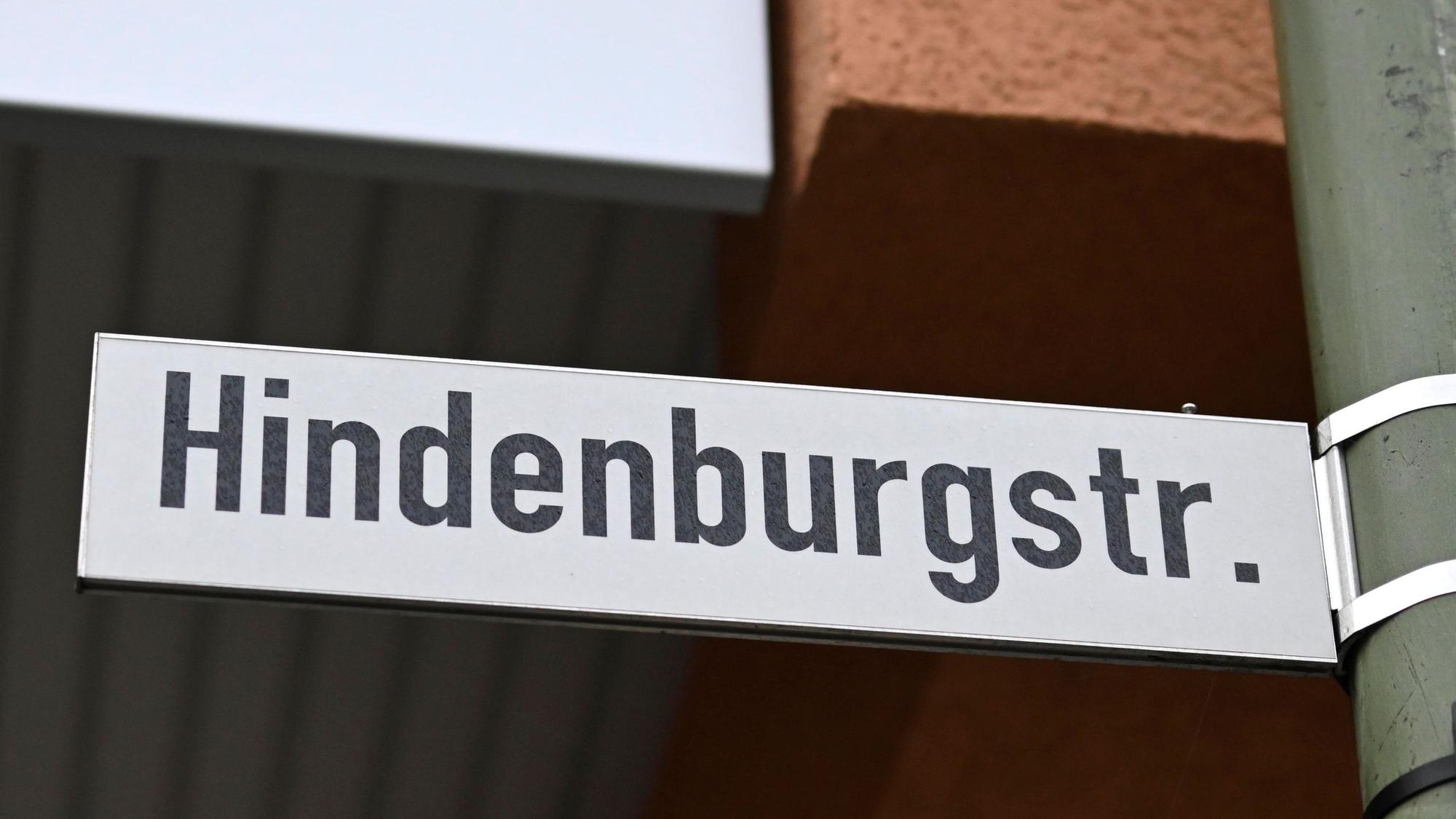 Das Foto zeigt ein Straßenschild mit dem Schriftzug "Hindenburgstraße"