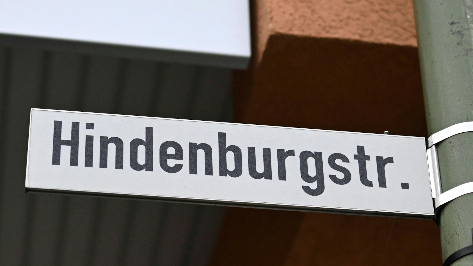 Das Foto zeigt ein Straßenschild mit dem Schriftzug "Hindenburgstraße"