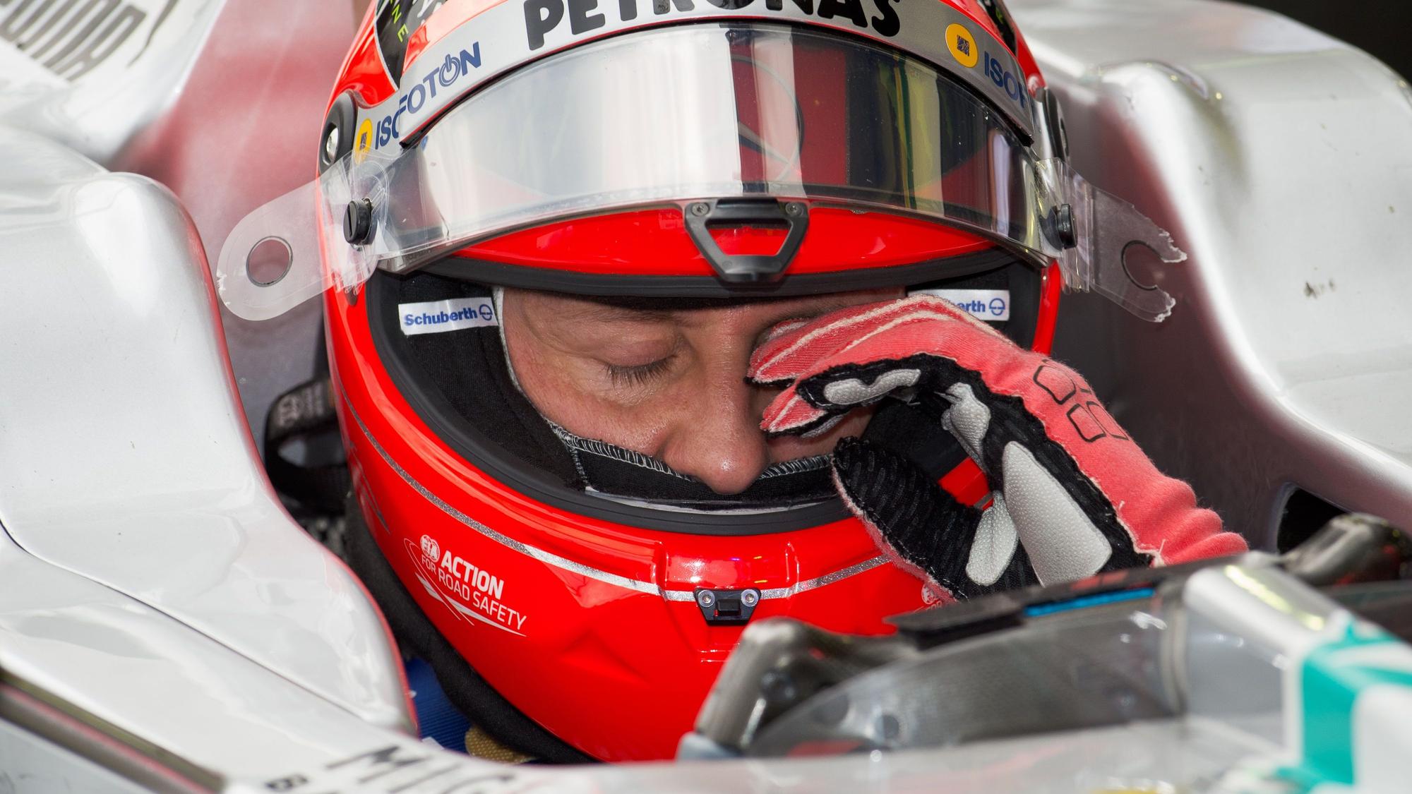 Formel-1-Weltmeister Michael Schumacher sitzt in einem Formel-1-Wagen des deutschen Rennstalls Mercedes. Er trägt seinen markanten roten Helm.