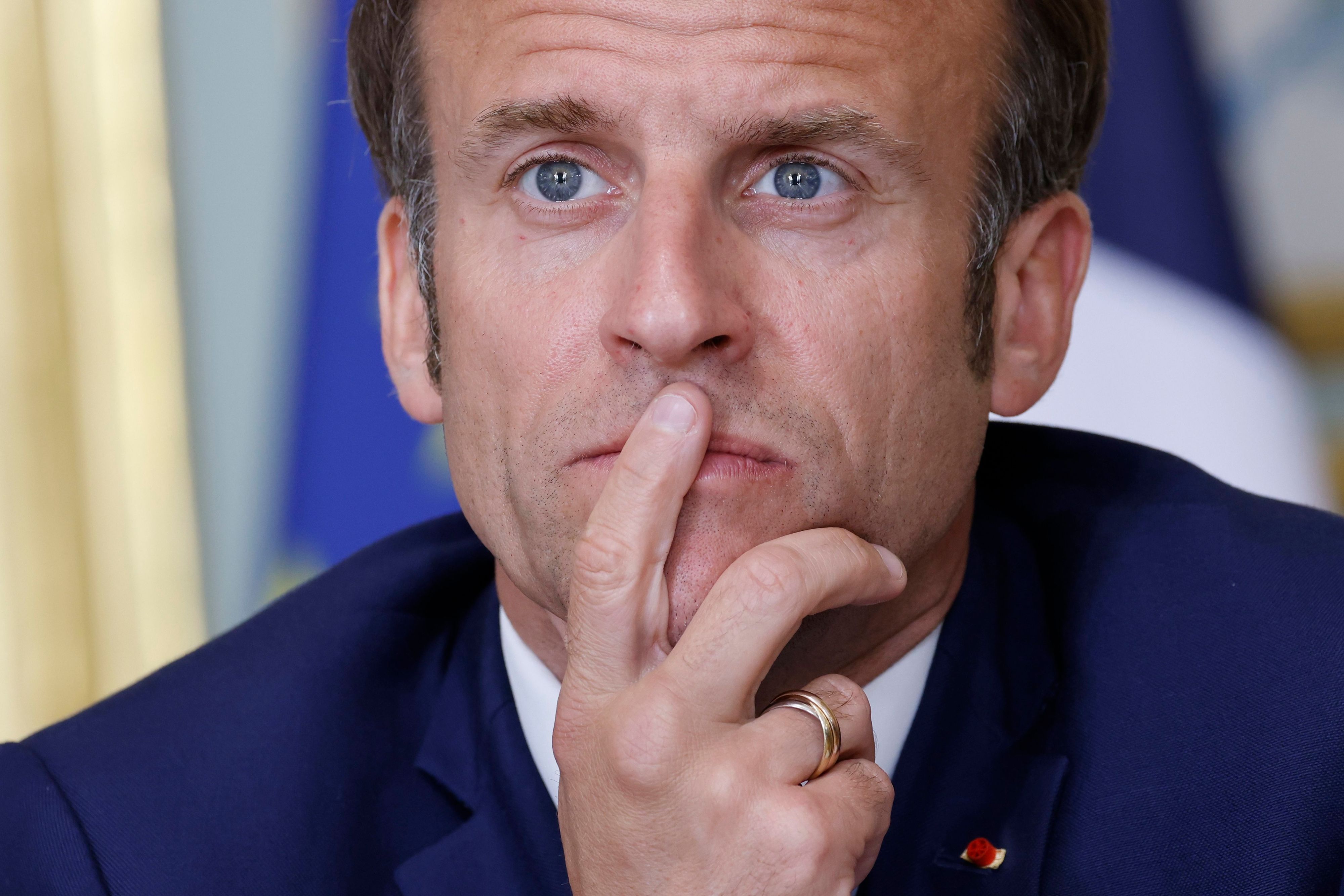 Emmanuel Macron sieht in die Ferne
