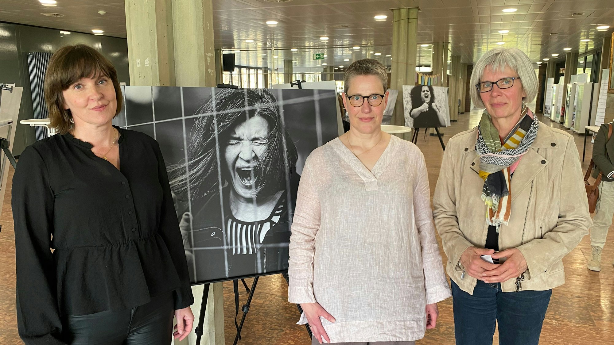 Rosa Engel, Kreis-Gleichstellungsbeauftragte Astrid Günther und Frauenseelsorgerin Ida Prinz-Hochgürtel bei der Eröffnung der Ausstellung.