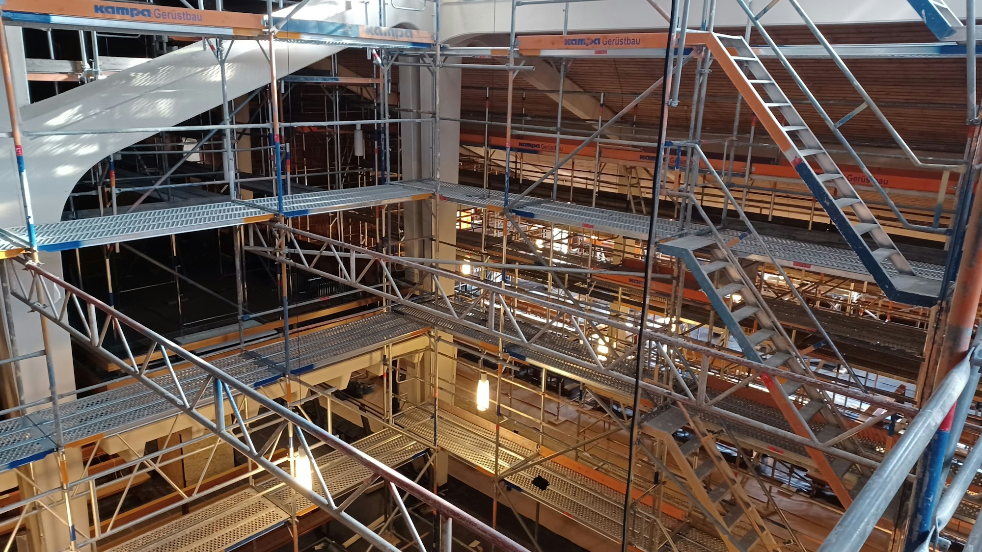 Blick auf den eingerüsteten Innenraum der Kirche.