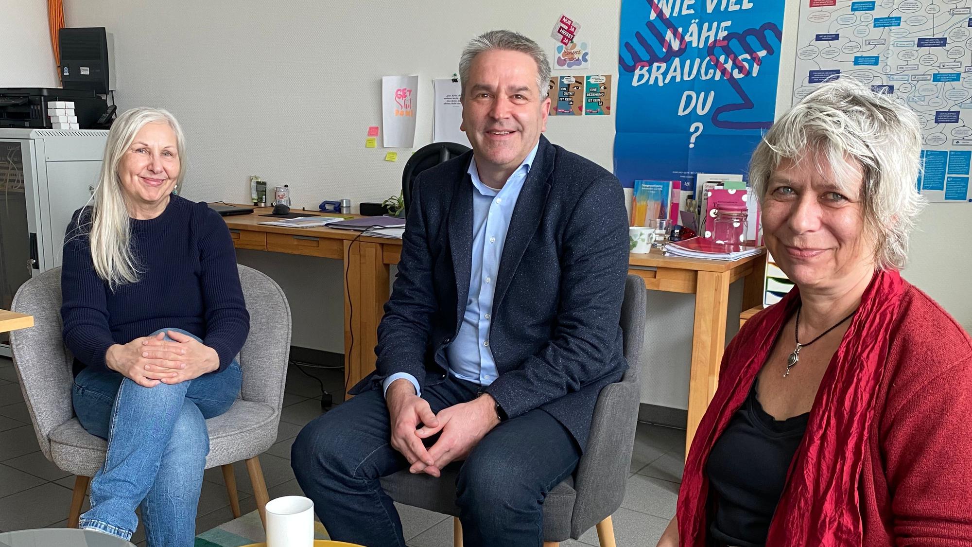 Diesmal im Mai: Heike Gerhardt, Markus Böhm und Gaby Bärenklau (v.l.) stellten das Programm des 15. Kleinkunstpreis vor.