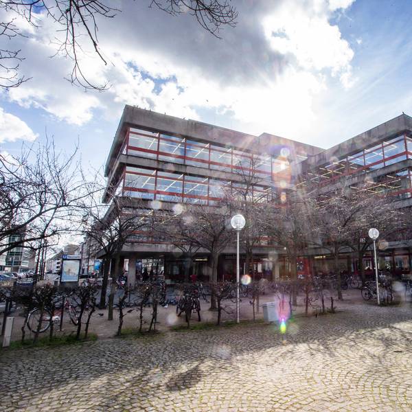 Zentralbibliothek am Neumarkt bei Sonnenschein.