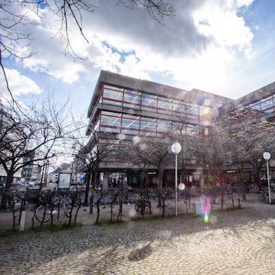 Zentralbibliothek am Neumarkt bei Sonnenschein.