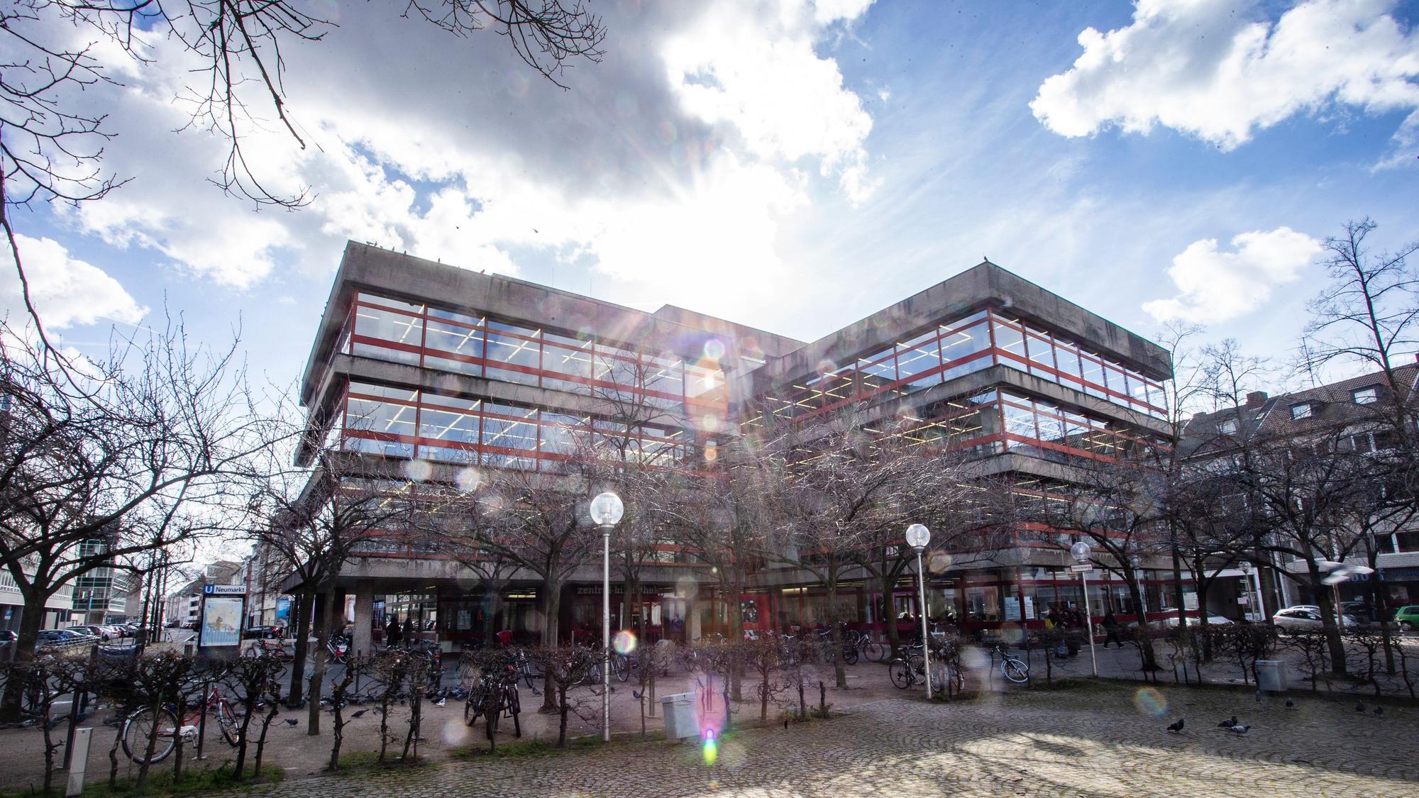 Zentralbibliothek am Neumarkt bei Sonnenschein.