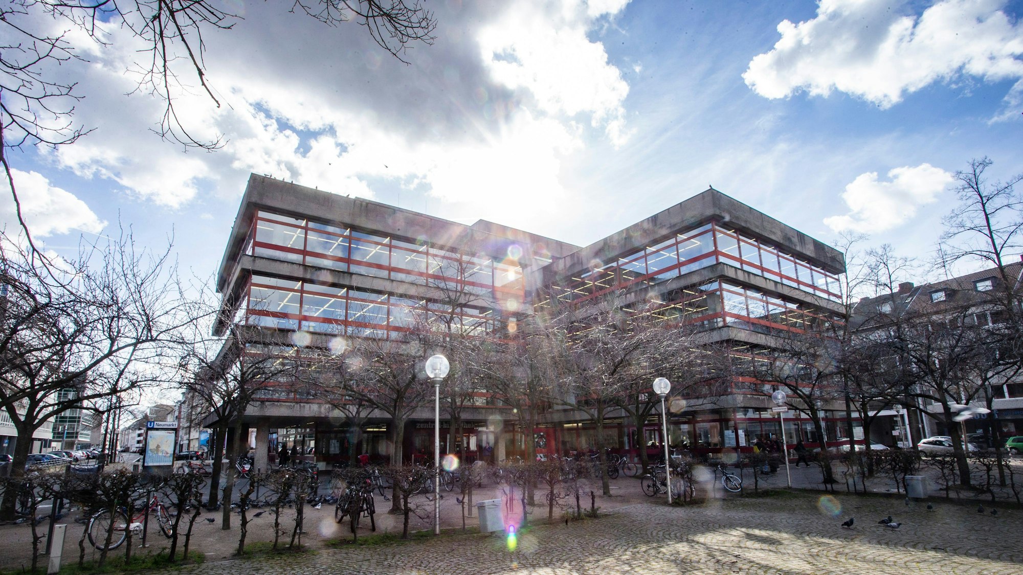 Zentralbibliothek am Neumarkt bei Sonnenschein.