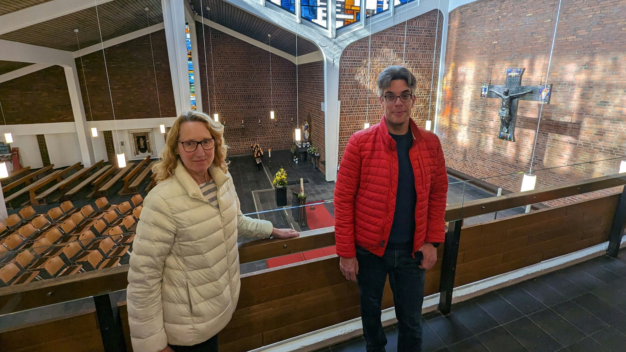 Angelika Hage mit weißer Daunenjacke und Alexander Daun mit roter Jacke blicken lächelnd in die Kamera.