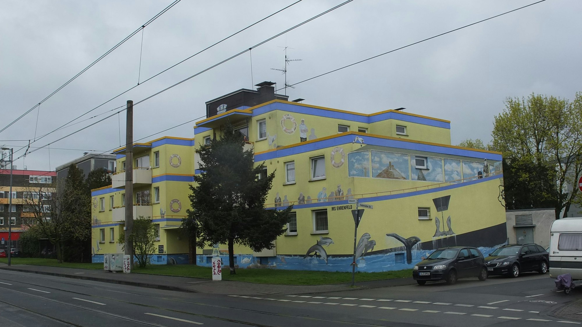 Ein Haus in Neuehrenfeld ist so wie ein Schiff angemalt.
