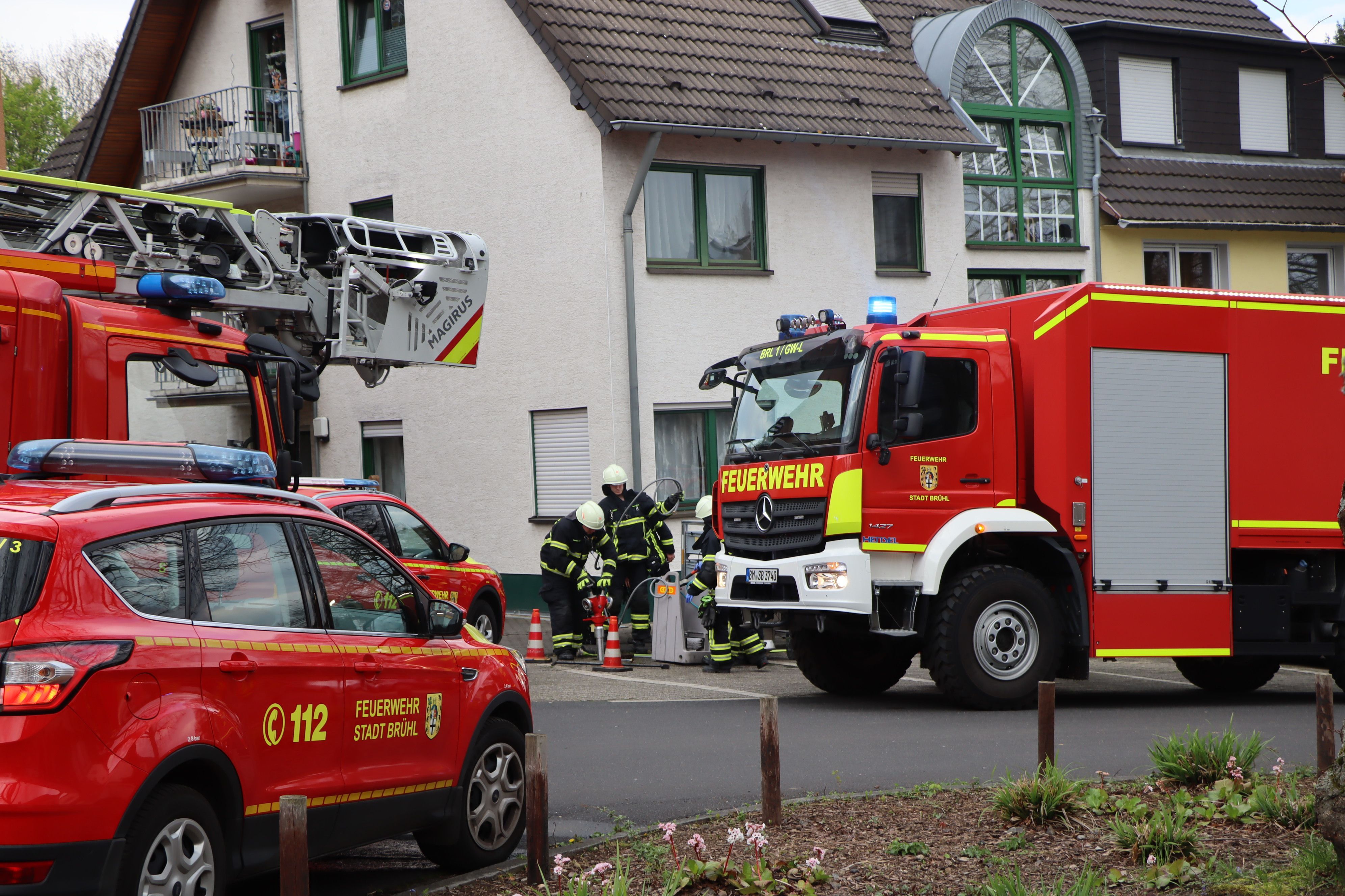 Auf dem Foto ist der Feuerwehreinsatz in Brühl zu sehen. Eine Ölheizung war in Brand geraten.
