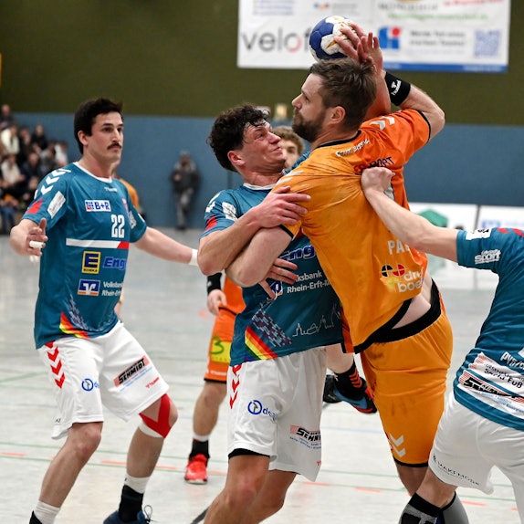 24.03.2023, Handball-Bergische Panther - Longericher SC
rechts: Henning Padeken (Panther)
mitte: Lukas Schulz (Longerich)
Foto: Uli Herhaus