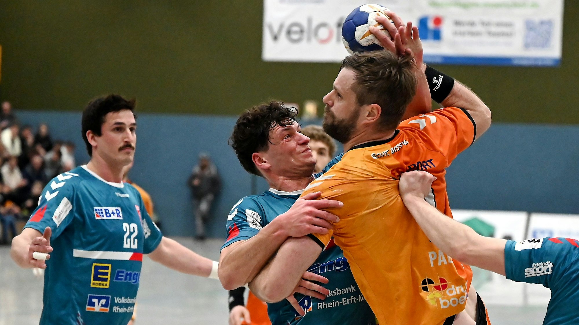 24.03.2023, Handball-Bergische Panther - Longericher SC
rechts: Henning Padeken (Panther)
mitte: Lukas Schulz (Longerich)
Foto: Uli Herhaus
