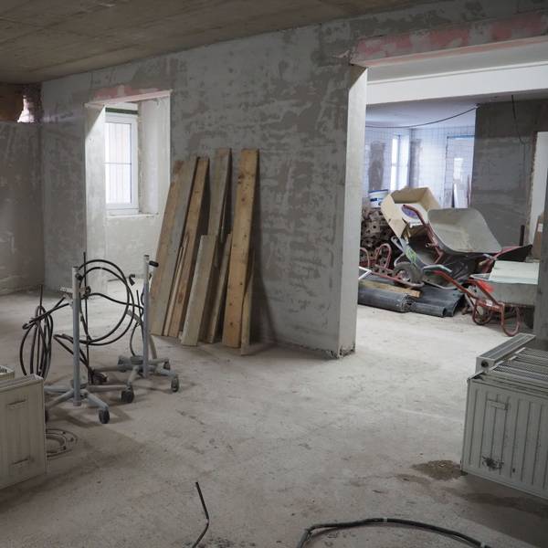 Das Foto zeigt das Krankenhaus als Baustelle: Bis auf die nackten Mauern musste das Gebäude entkernt werden. So sah es stellenweise noch im Januar aus.