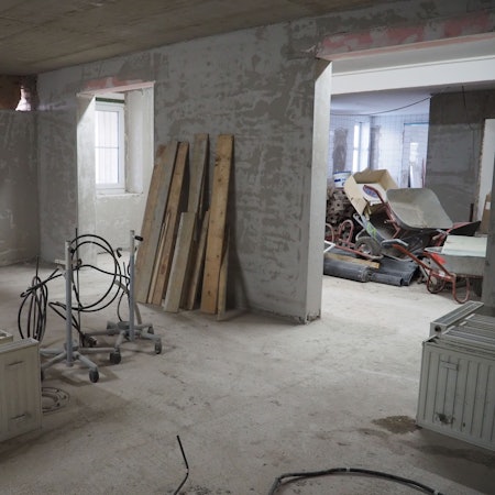 Das Foto zeigt das Krankenhaus als Baustelle: Bis auf die nackten Mauern musste das Gebäude entkernt werden. So sah es stellenweise noch im Januar aus.