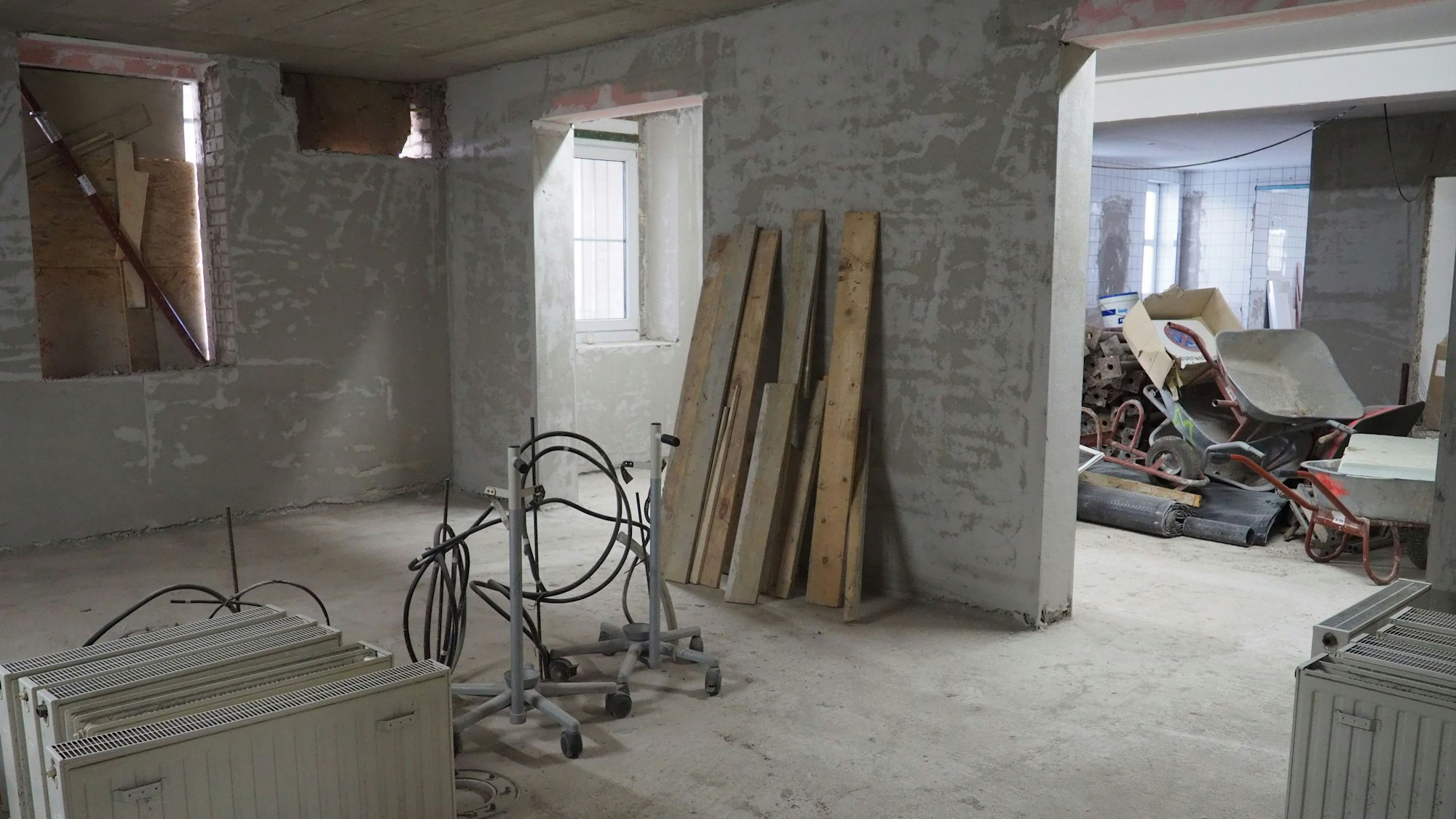 Das Foto zeigt das Krankenhaus als Baustelle: Bis auf die nackten Mauern musste das Gebäude entkernt werden. So sah es stellenweise noch im Januar aus.