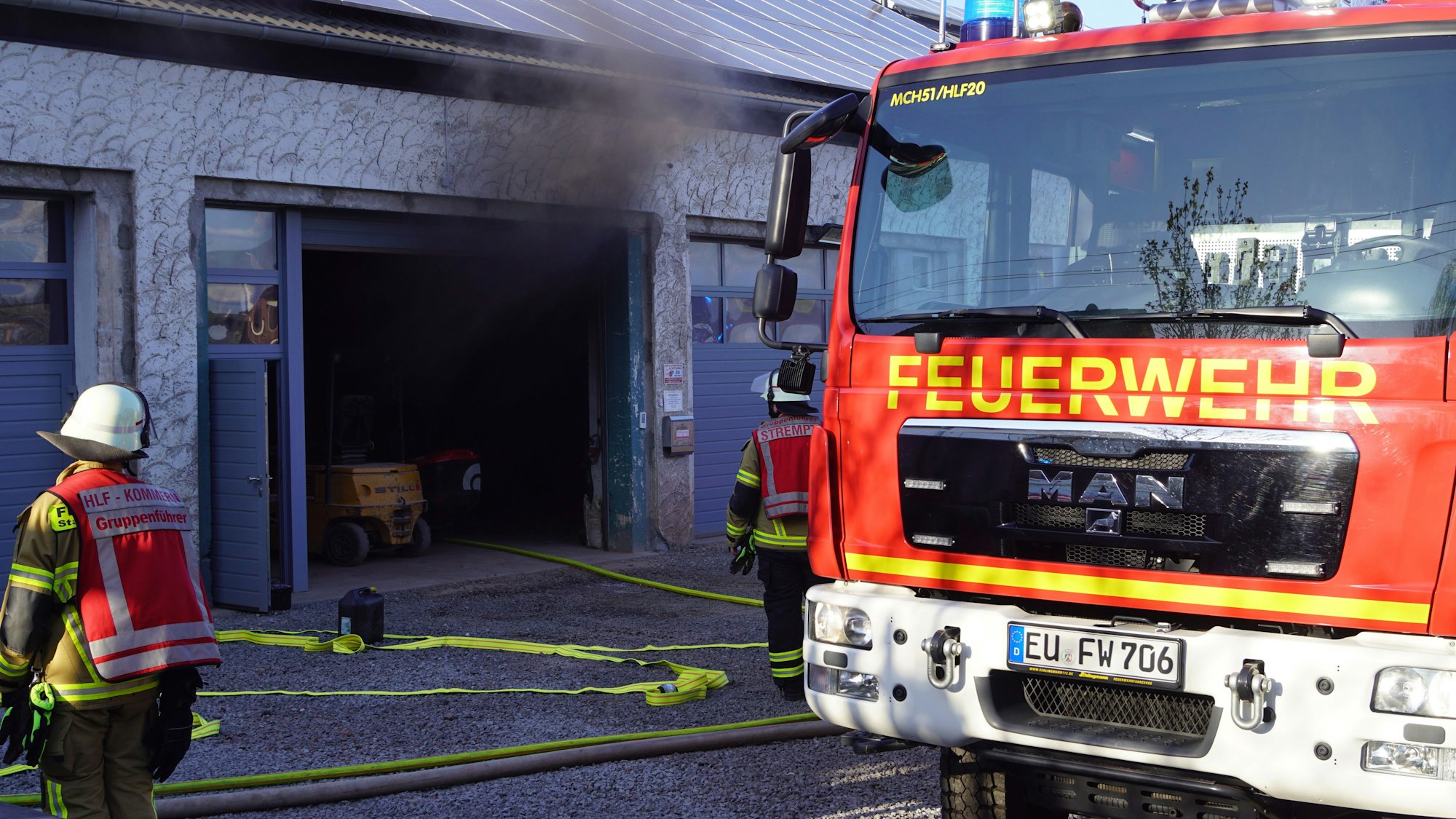 Die Feuerwehr Mechernich löscht den Brand in der Lagerhalle.