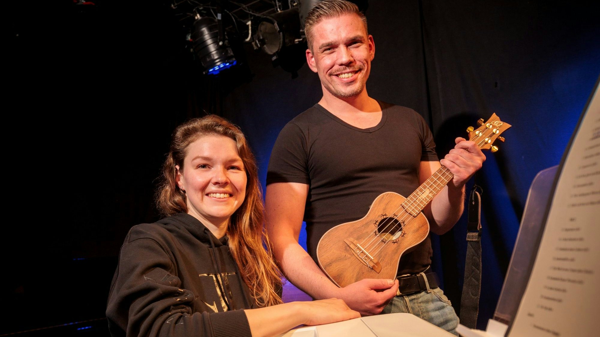 Eine Frau sitzt am Keyboard. Ein Mann steht daneben und hält eine Ukulele in der Hand.