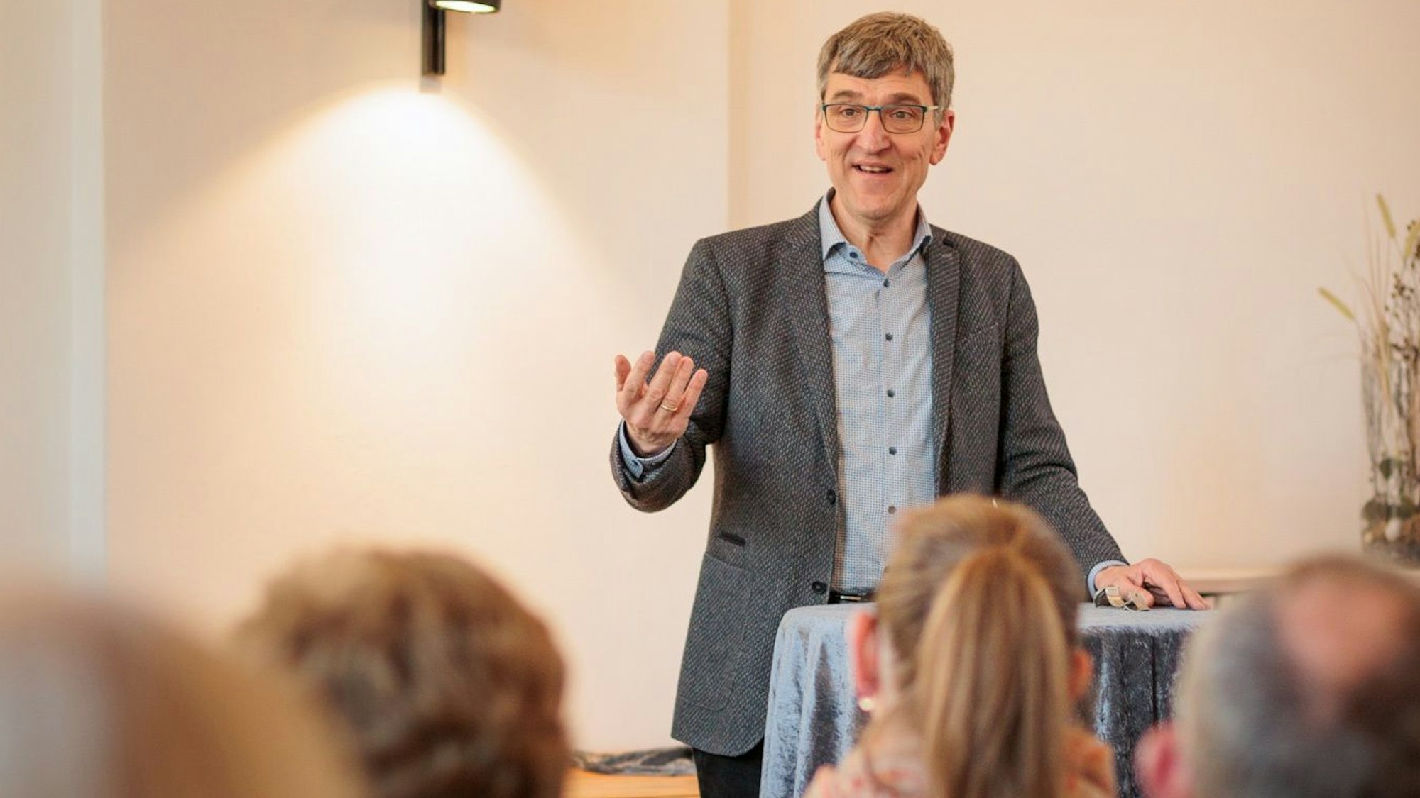 Dr. Michael Bongardt von der Universität Siegen spricht im Kulturbahnhof.