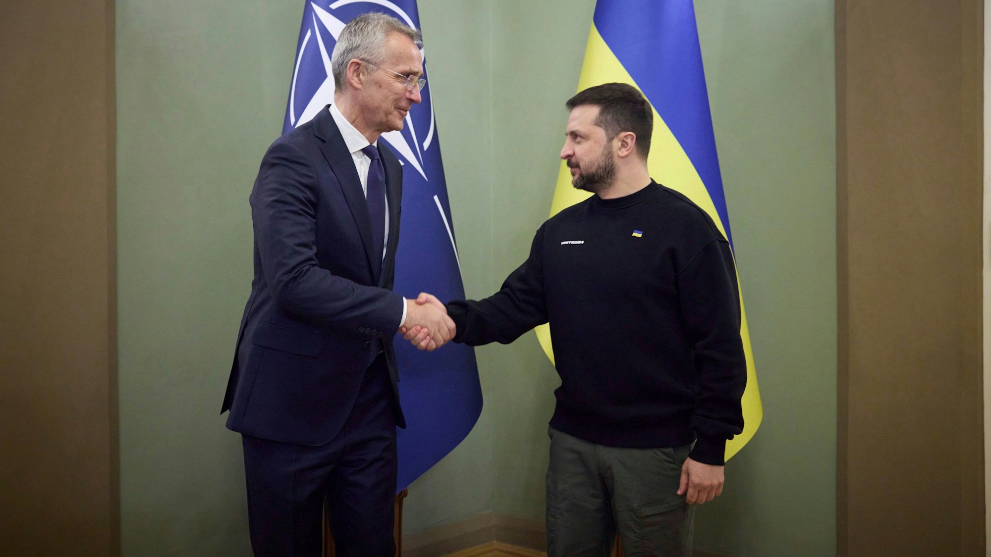 Wiederholt demonstrierte Jens Stoltenberg (l.) die Nähe der Nato zum ukrainischen Präsidenten Wolodymyr Selenskyj – wie hier im April in Kiew.
