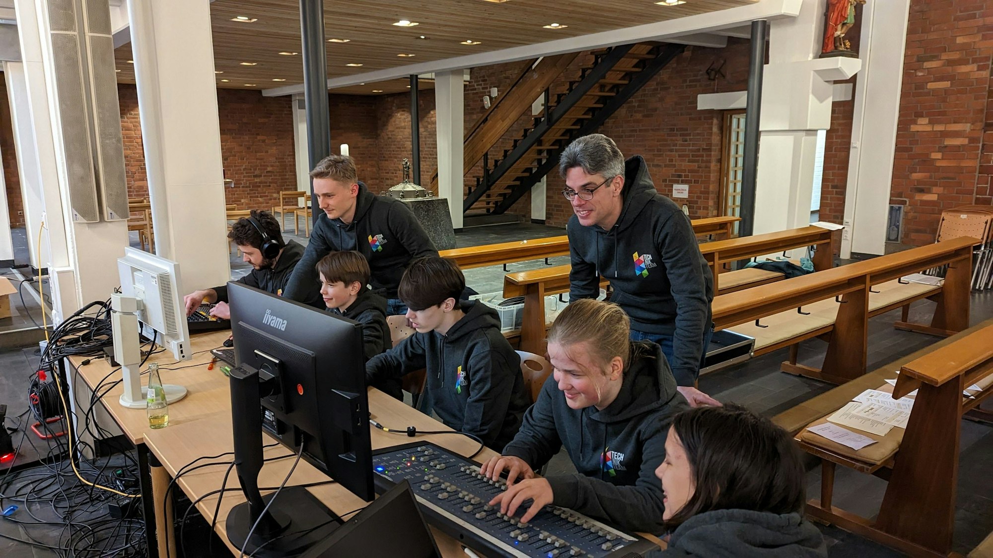 Das Team sitzt an der Technik.